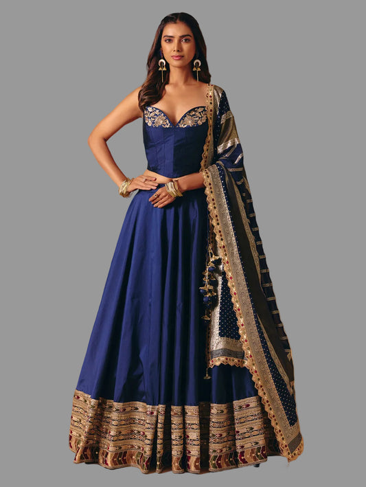 navy and gold indian dress Regal looking navy blue and gold Indian bridal outfit #goldjewelry #makeup #smokeyeye